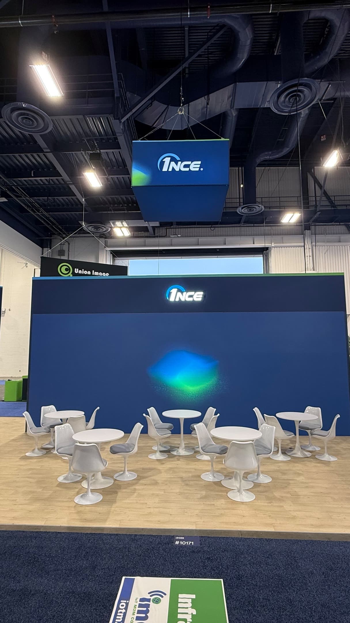 1NCE · CES 展台实景